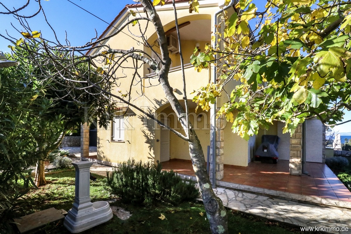 Malinska: Hiša na odlični lokaciji le 200 metrov od morja!