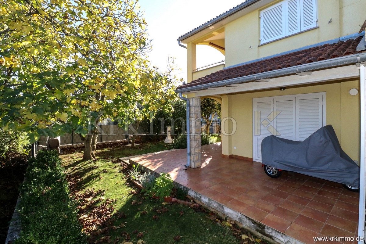 Malinska: Hiša na odlični lokaciji le 200 metrov od morja!