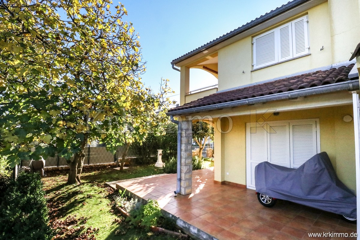 Malinska: Hiša na odlični lokaciji le 200 metrov od morja!