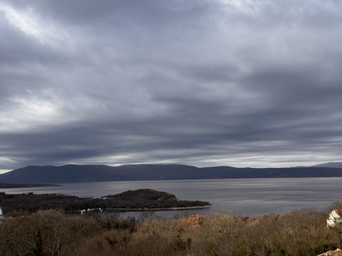 Luksuzni penthouse z bazenom v Njivicah, Krk