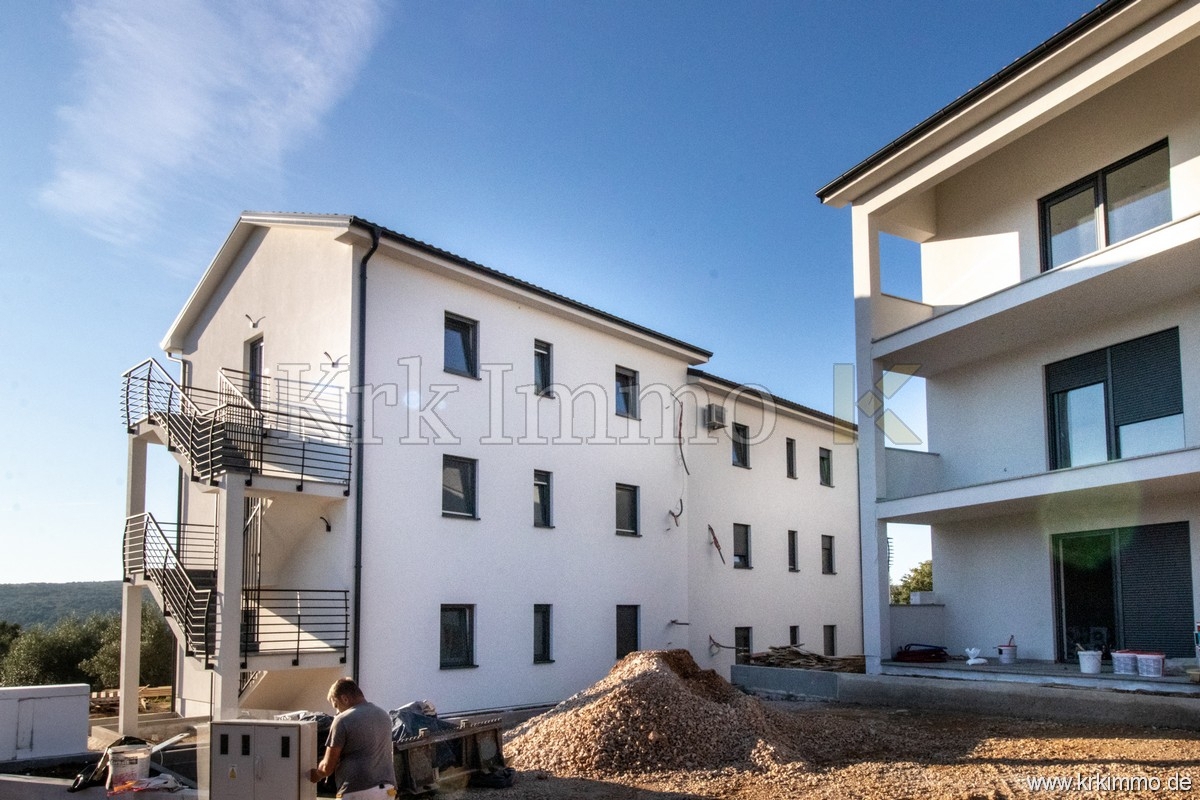 Novogradnja: moderno stanovanje v prvem nadstropju blizu morja