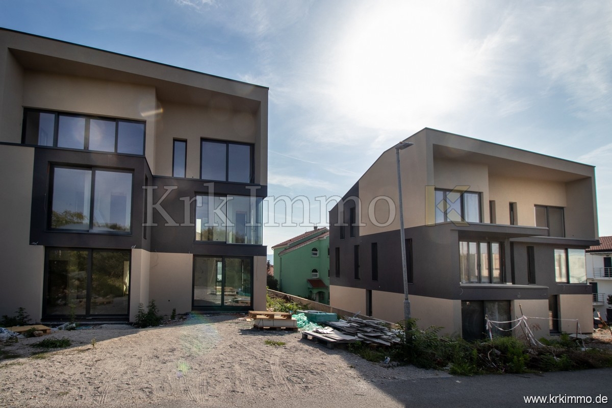 Mesto Krk: prostoren dvonadstropni apartma z vrtom.