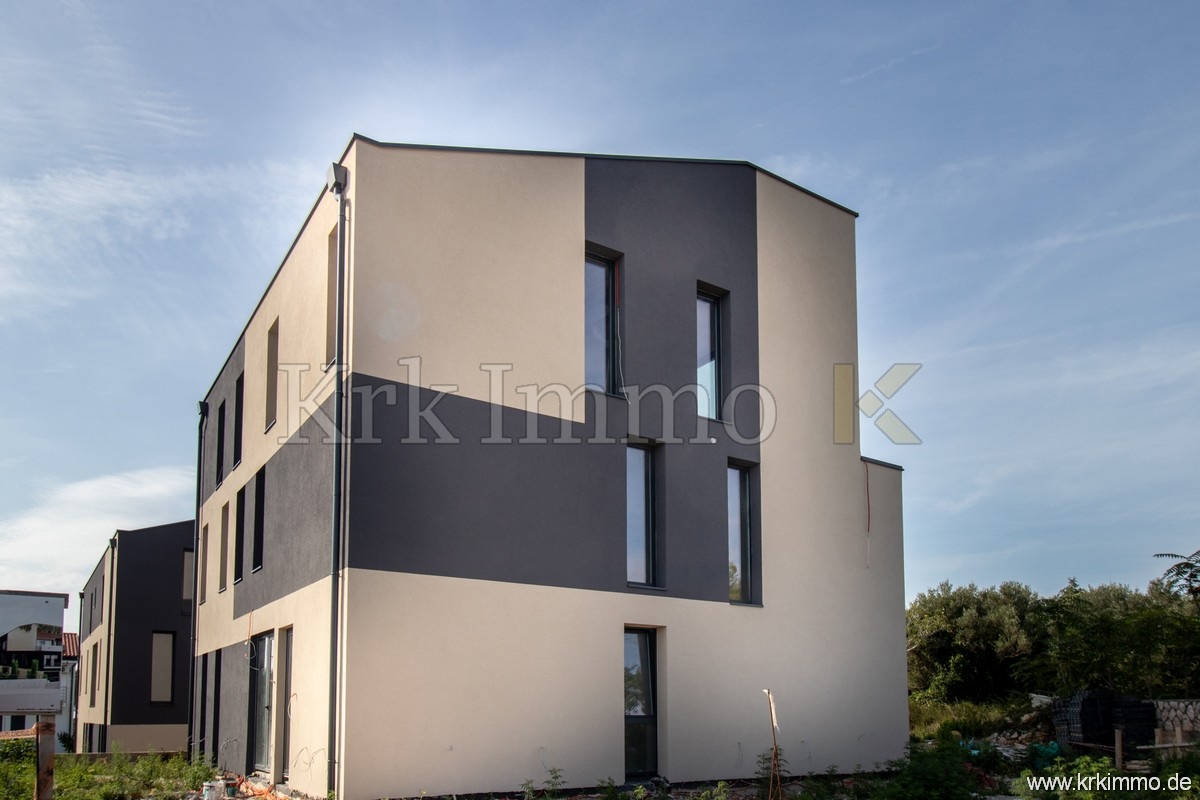 Mesto Krk: prostoren dvonadstropni apartma z vrtom.