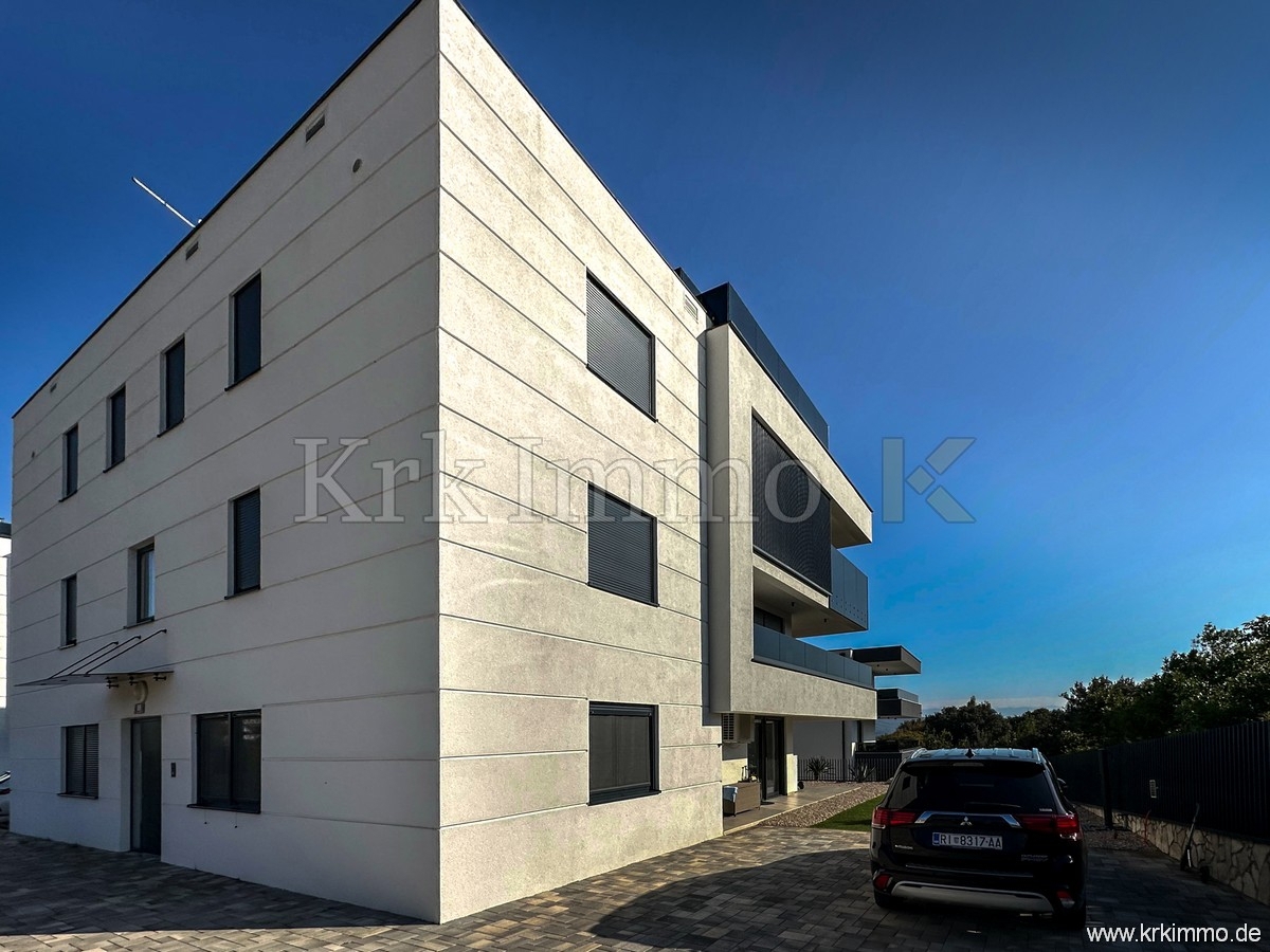 Luksuzno dvonadstropno stanovanje z bazenom. Pogled na morje