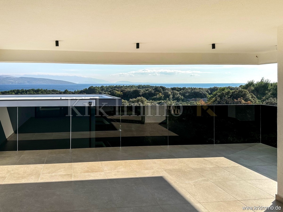 Luksuzno dvonadstropno stanovanje z bazenom. Pogled na morje