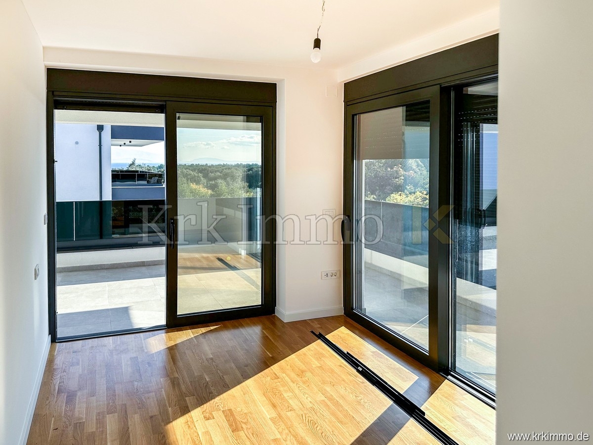 Luksuzno dvonadstropno stanovanje z bazenom. Pogled na morje