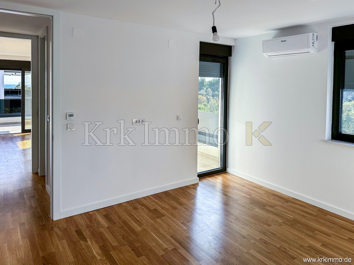 Luksuzno dvonadstropno stanovanje z bazenom. Pogled na morje