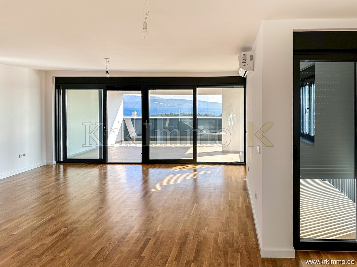 Luksuzno dvonadstropno stanovanje z bazenom. Pogled na morje