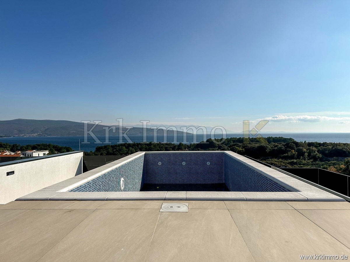 Luksuzno dvonadstropno stanovanje z bazenom. Pogled na morje