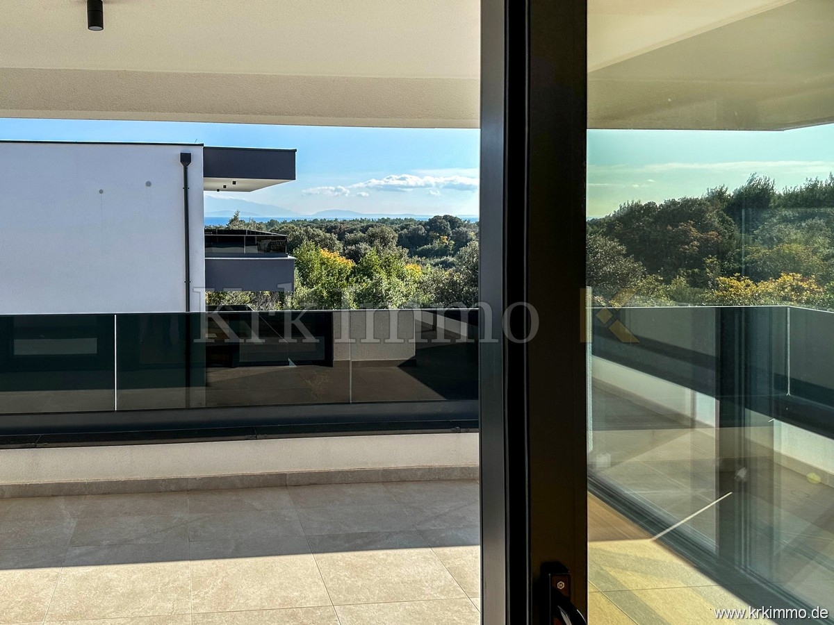 Luksuzno dvonadstropno stanovanje z bazenom. Pogled na morje