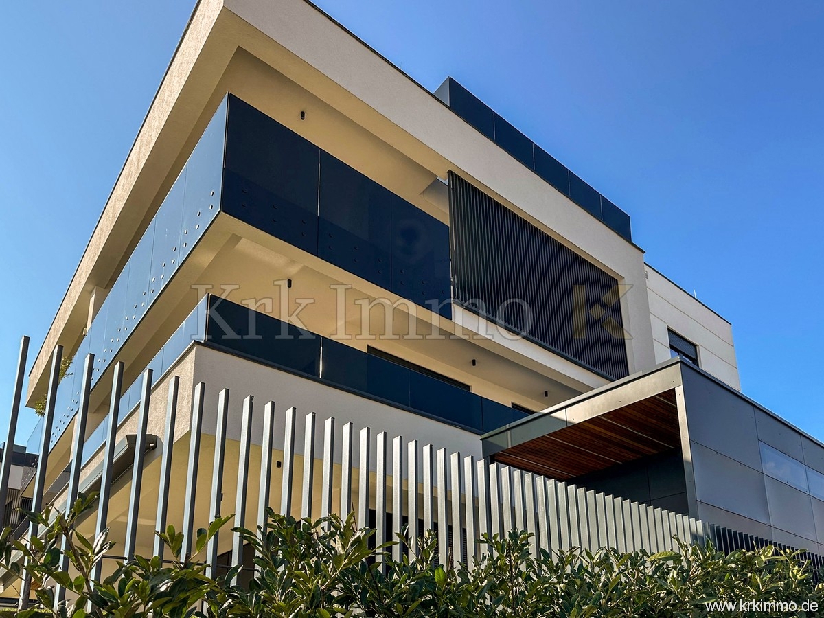 Luksuzno dvonadstropno stanovanje z bazenom. Pogled na morje