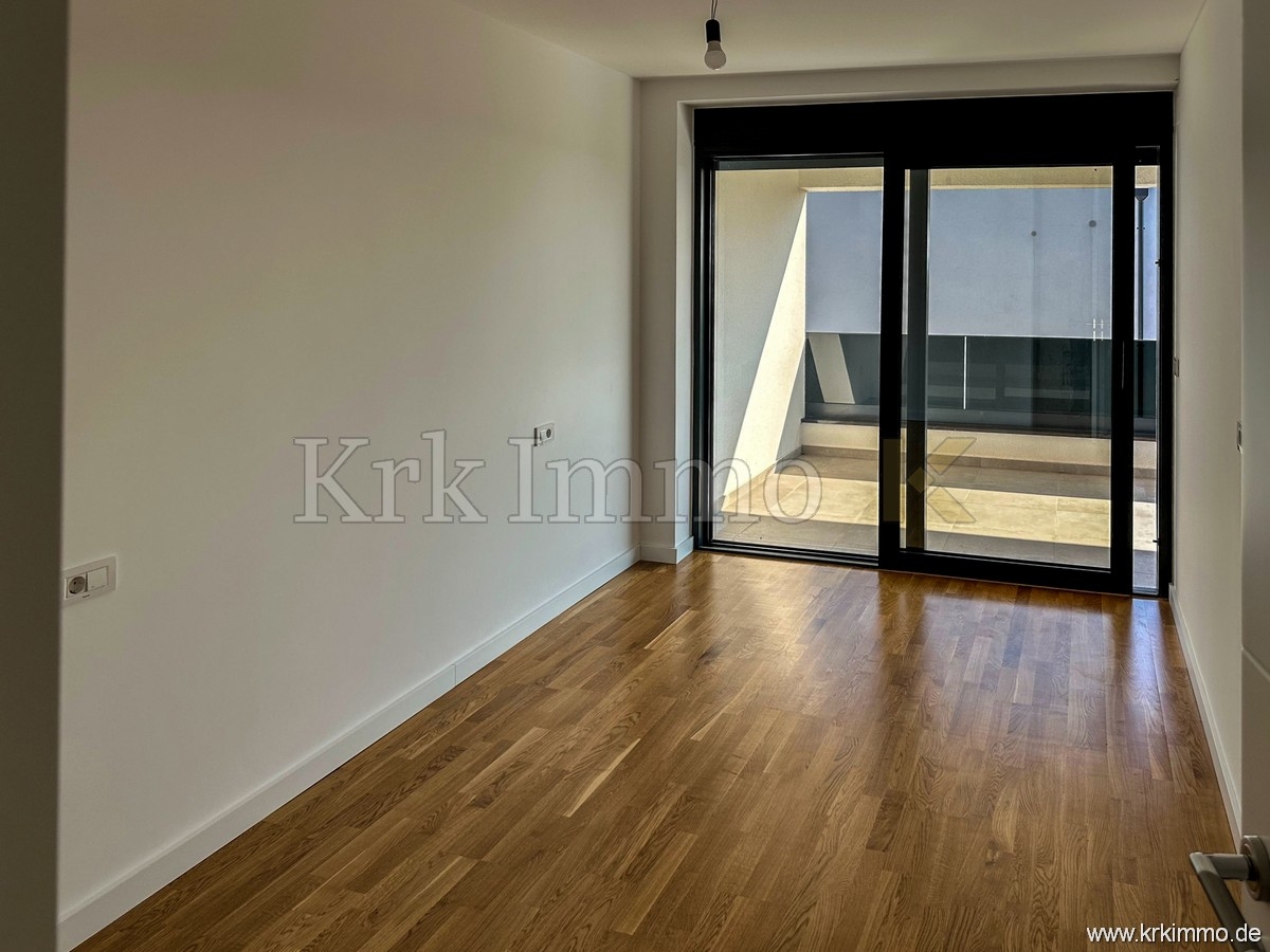 Luksuzno dvonadstropno stanovanje z bazenom. Pogled na morje