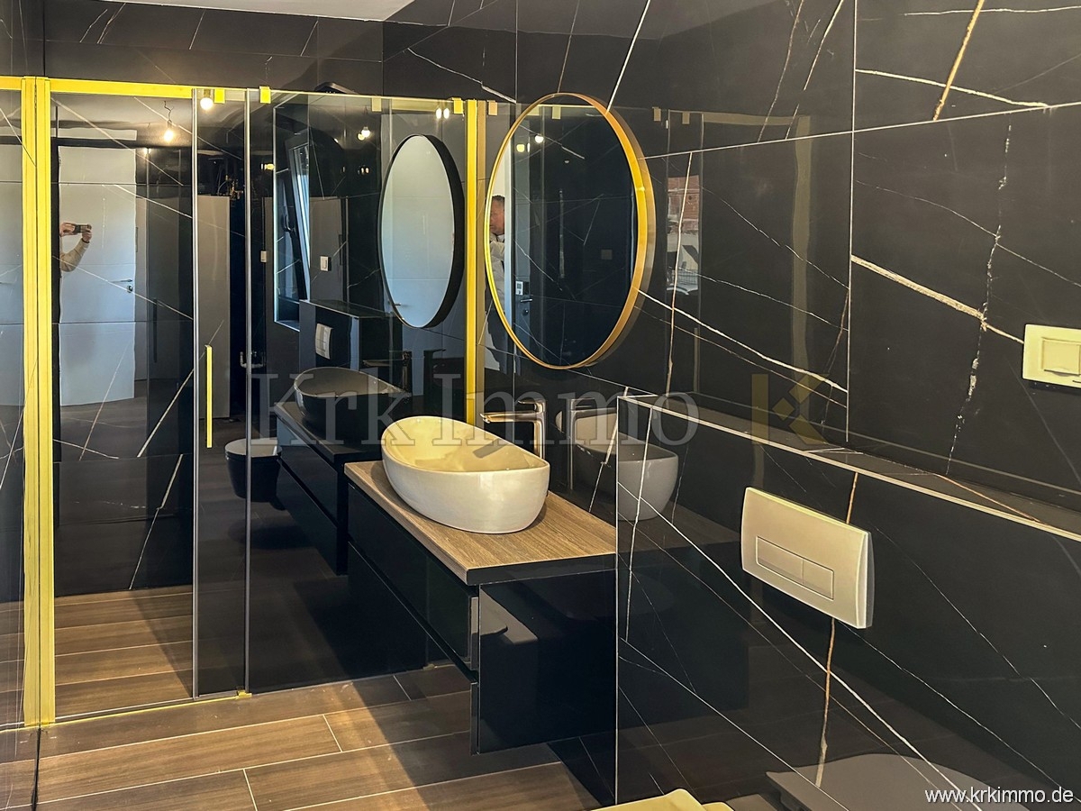 Luksuzno dvonadstropno stanovanje z bazenom. Pogled na morje