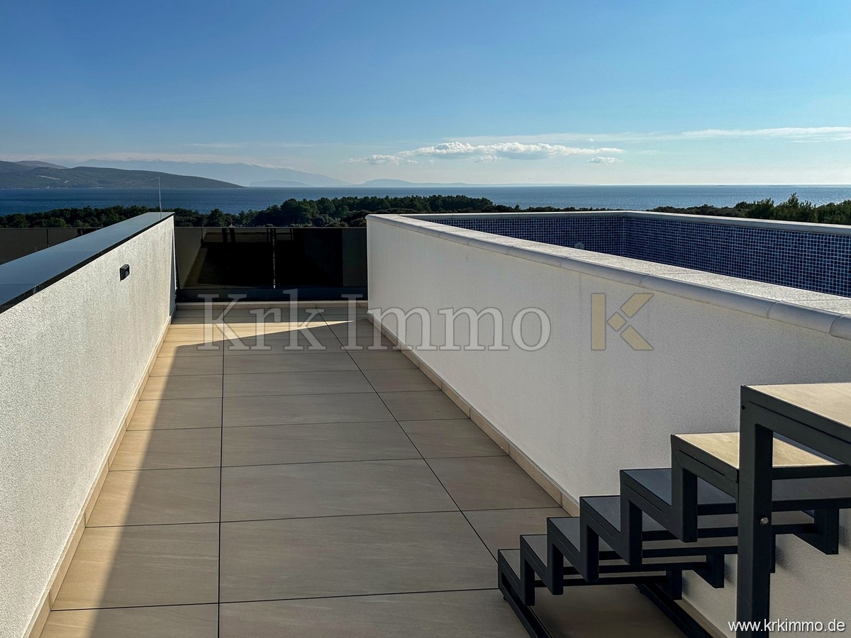 Luksuzno dvonadstropno stanovanje z bazenom. Pogled na morje