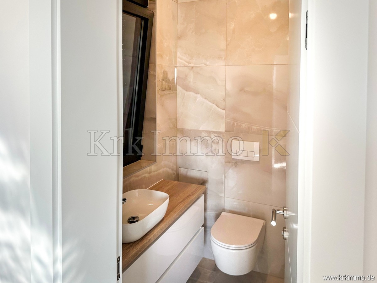 Luksuzno dvonadstropno stanovanje z bazenom. Pogled na morje