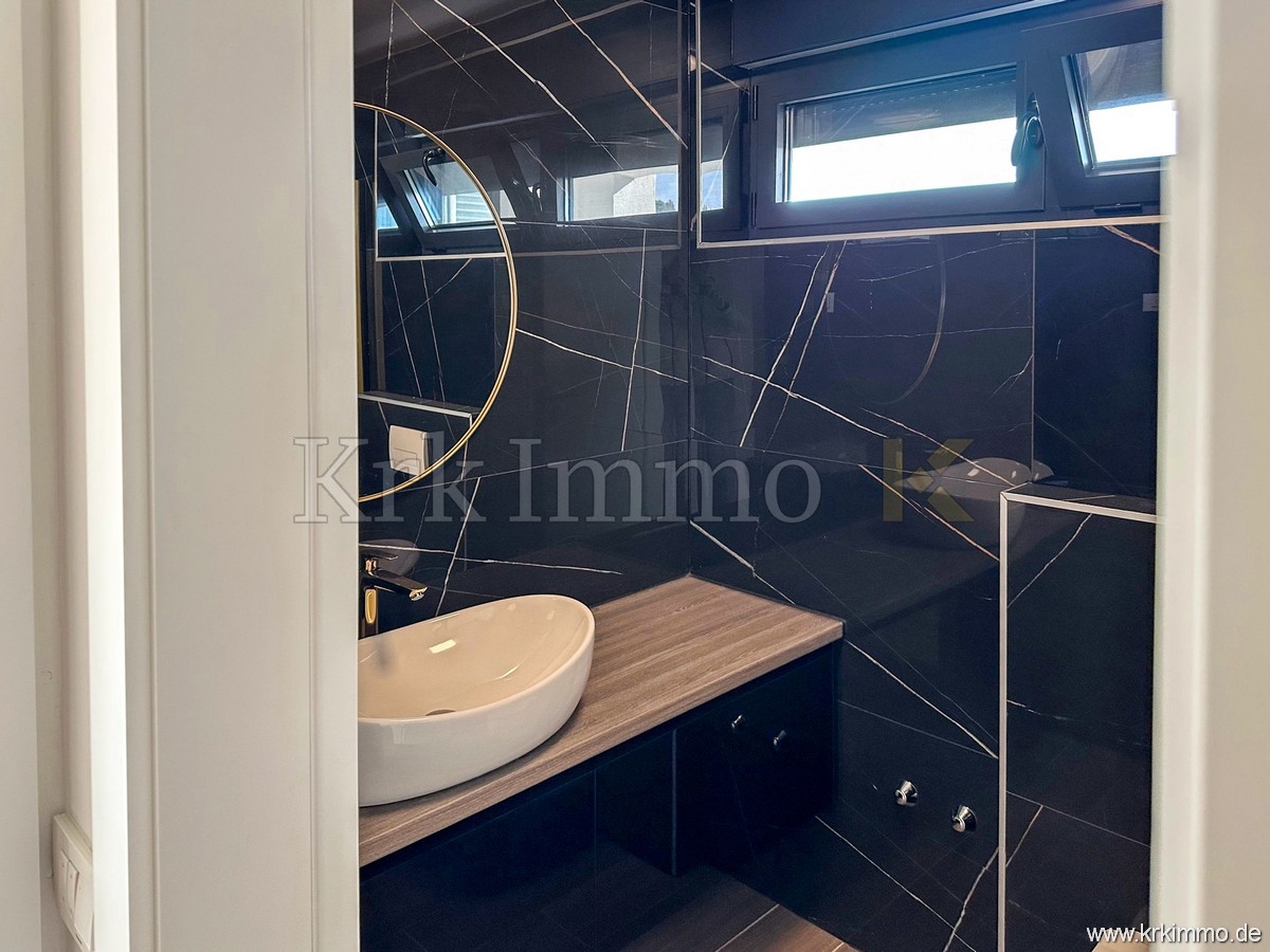 Luksuzno dvonadstropno stanovanje z bazenom. Pogled na morje