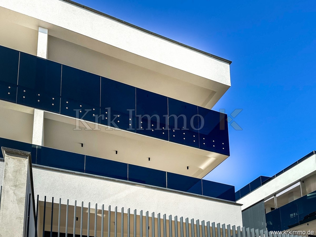 Luksuzno dvonadstropno stanovanje z bazenom. Pogled na morje