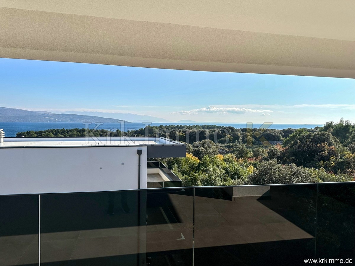 Luksuzno dvonadstropno stanovanje z bazenom. Pogled na morje