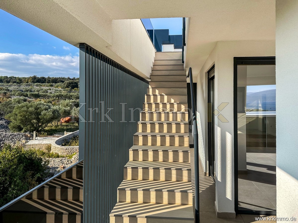 Luksuzno dvonadstropno stanovanje z bazenom. Pogled na morje