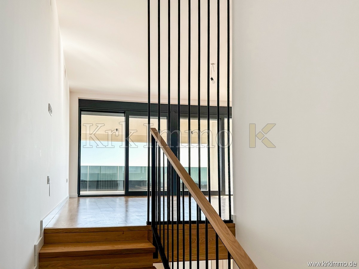 Luksuzno dvonadstropno stanovanje z bazenom. Pogled na morje