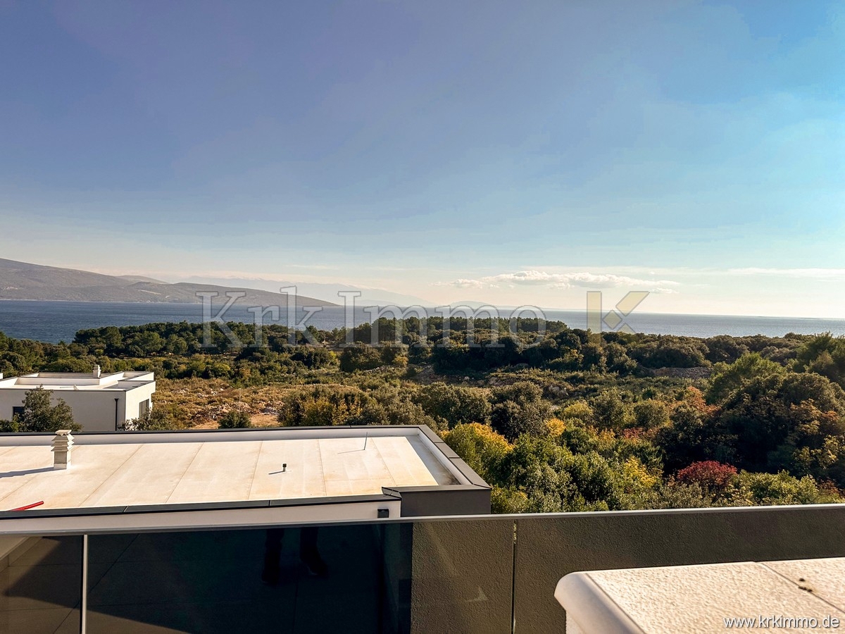 Luksuzno dvonadstropno stanovanje z bazenom. Pogled na morje