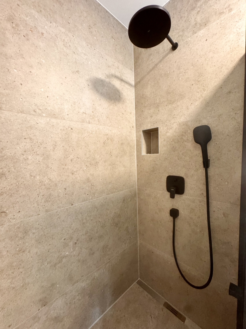 Novogradnja Omišalj: Stanovanje v prvem nadstropju z vrtom