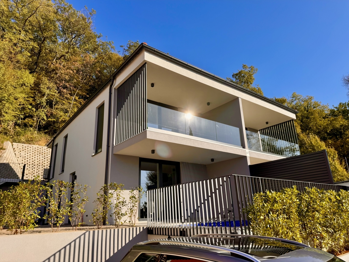 Novogradnja Omišalj: Stanovanje v prvem nadstropju z vrtom