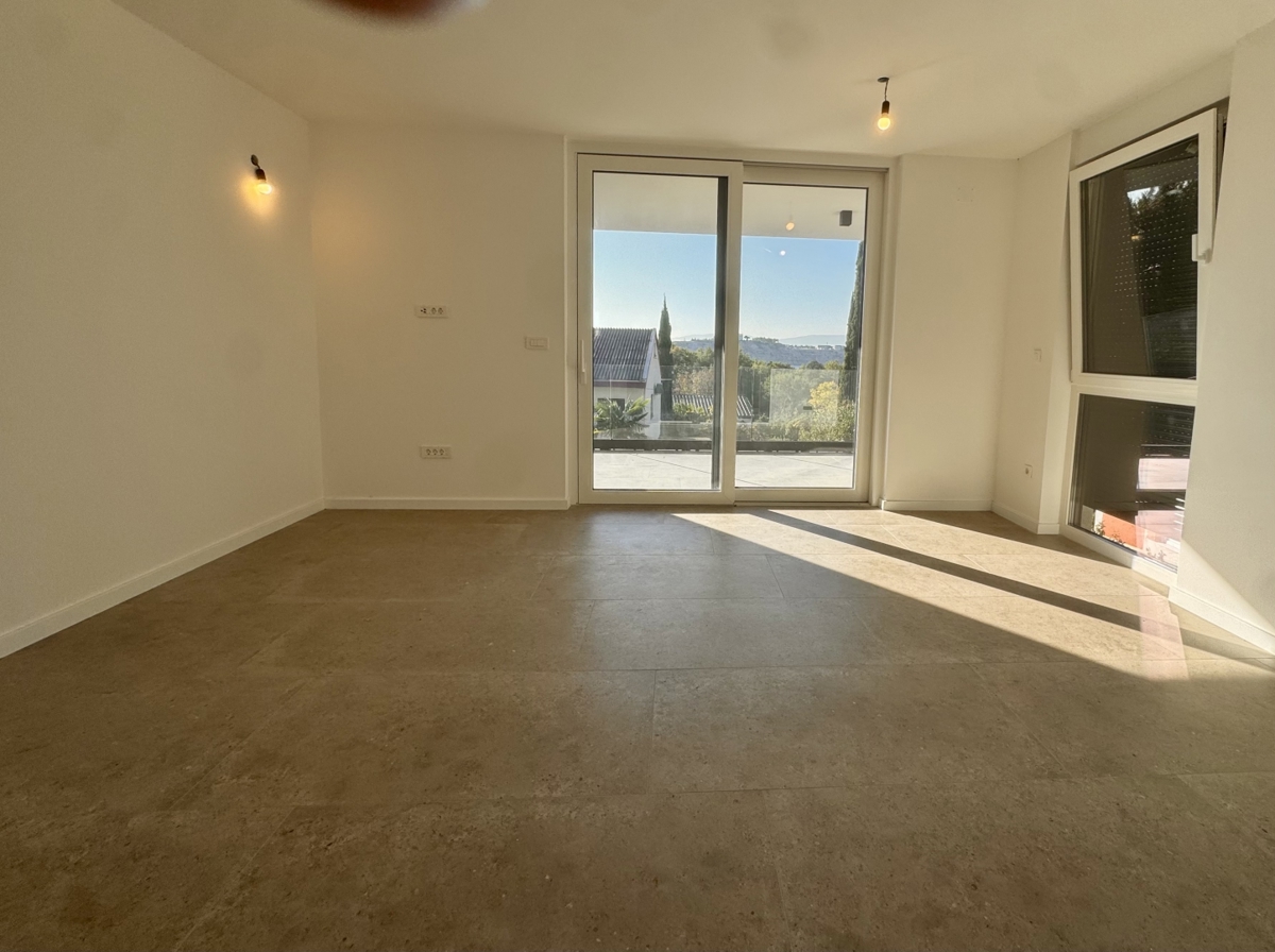 Novogradnja Omišalj: Stanovanje v prvem nadstropju z vrtom