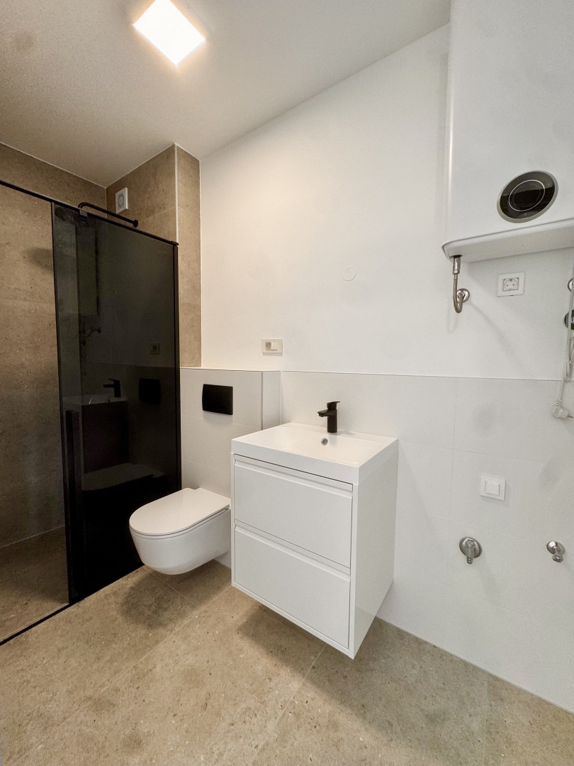 Novogradnja Omišalj: Stanovanje v prvem nadstropju z vrtom