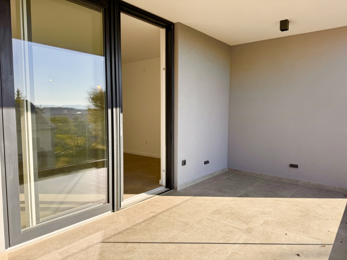 Novogradnja Omišalj: Stanovanje v prvem nadstropju z vrtom