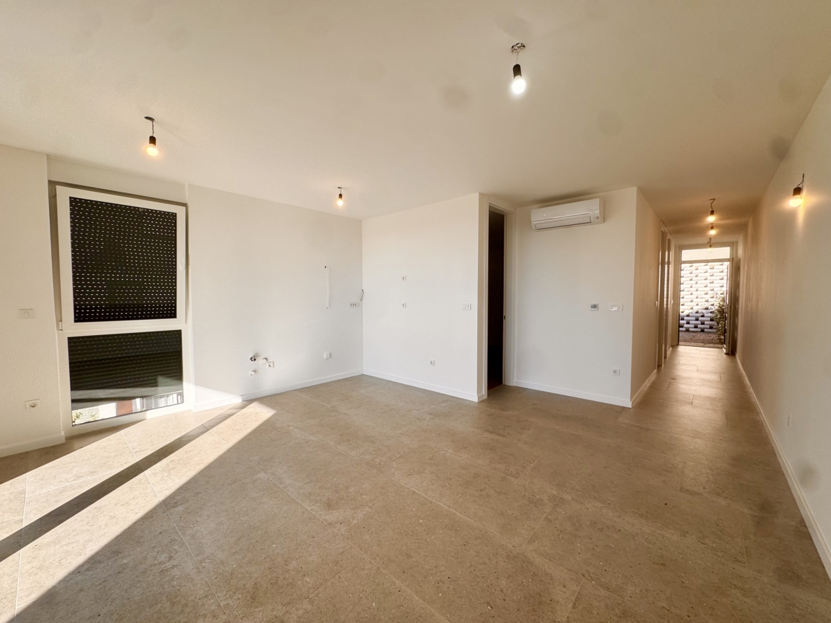 Novogradnja Omišalj: Stanovanje v prvem nadstropju z vrtom