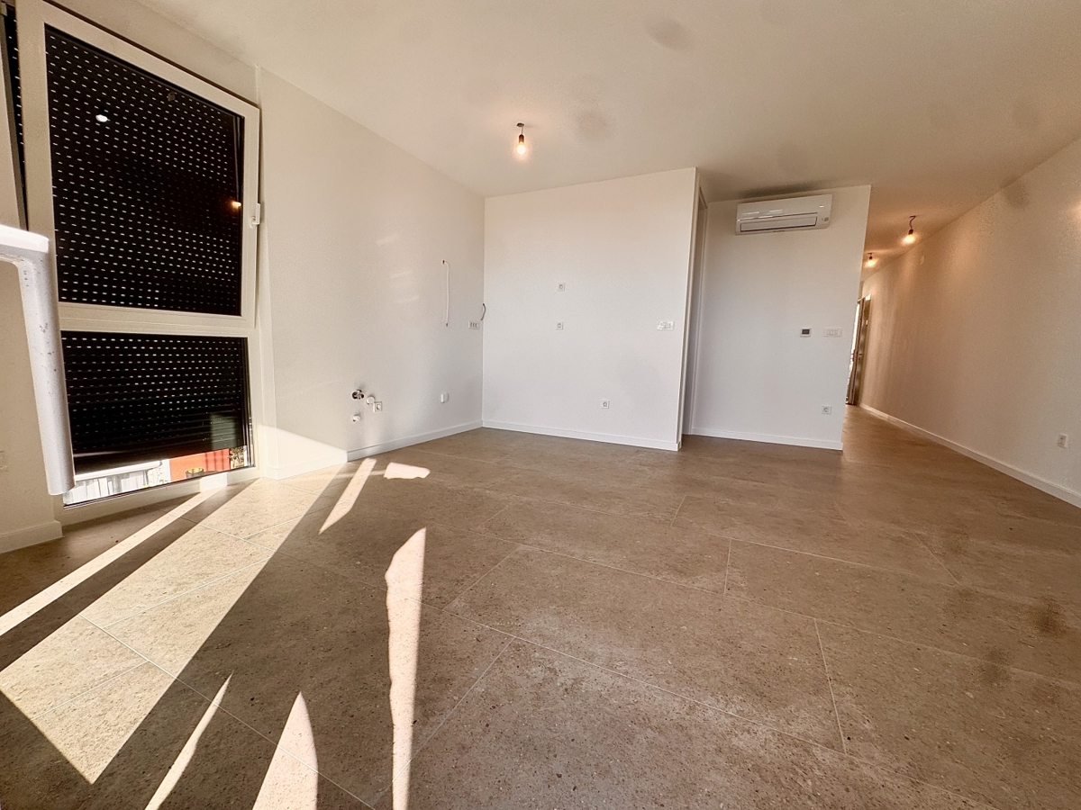 Novogradnja Omišalj: Stanovanje v prvem nadstropju z vrtom