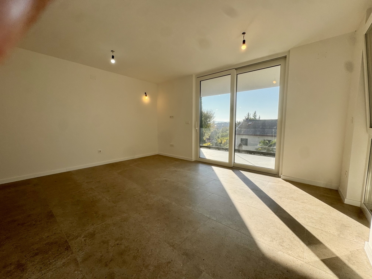 Novogradnja Omišalj: Stanovanje v prvem nadstropju z vrtom