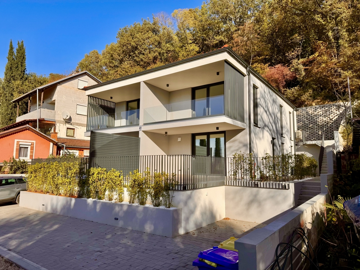 Novogradnja Omišalj: Stanovanje v prvem nadstropju z vrtom