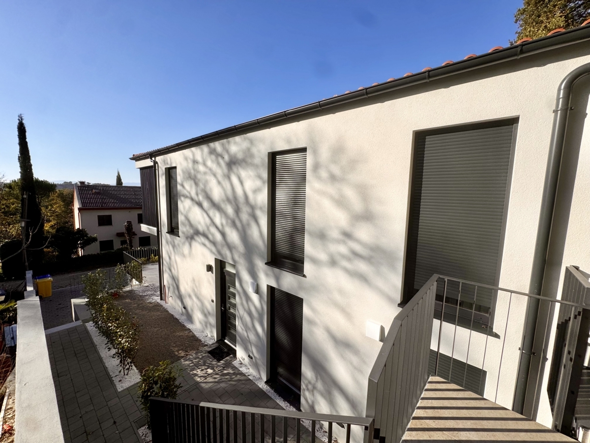 Novogradnja Omišalj: Stanovanje v prvem nadstropju z vrtom