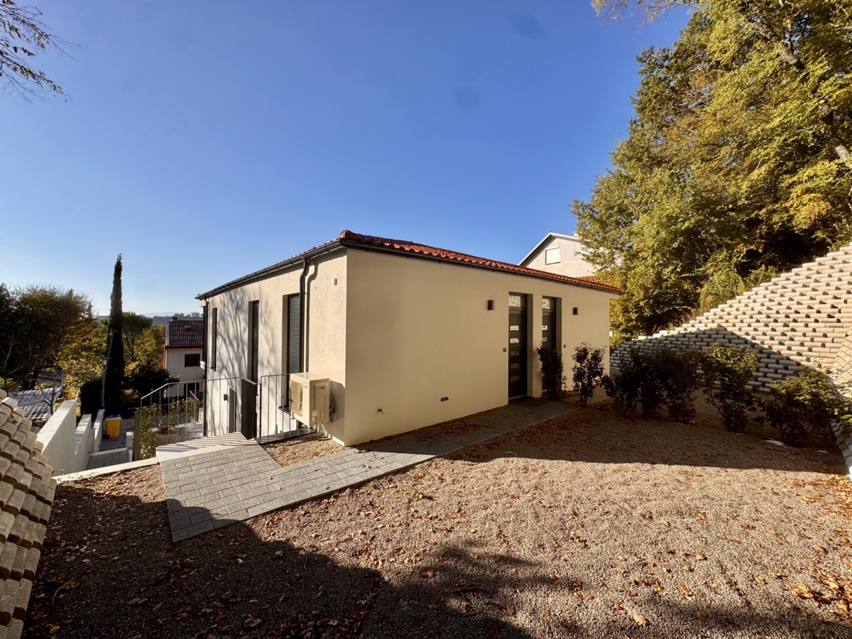 Novogradnja Omišalj: Stanovanje v prvem nadstropju z vrtom