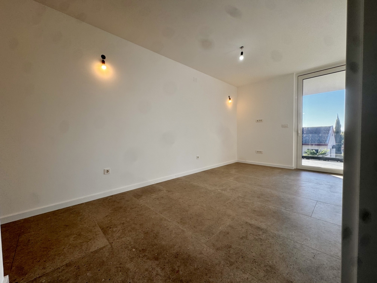 Novogradnja Omišalj: Stanovanje v prvem nadstropju z vrtom