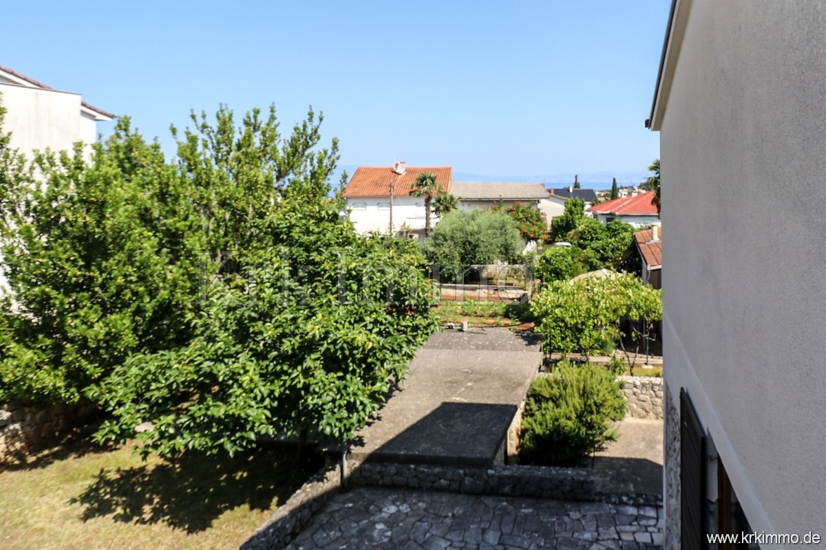 Samostojna hiša z vrtom v centru Malinske! NAPRODAJ