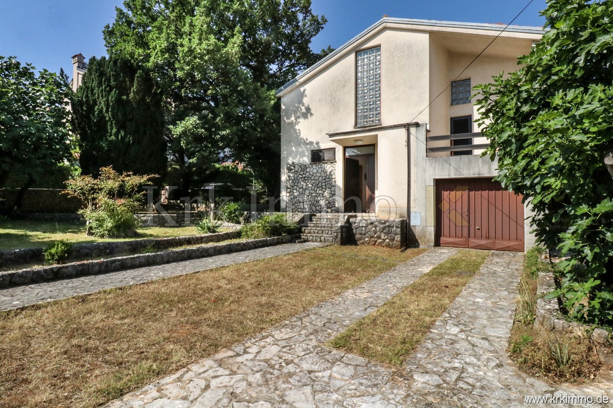 Samostojna hiša z vrtom v centru Malinske! NAPRODAJ