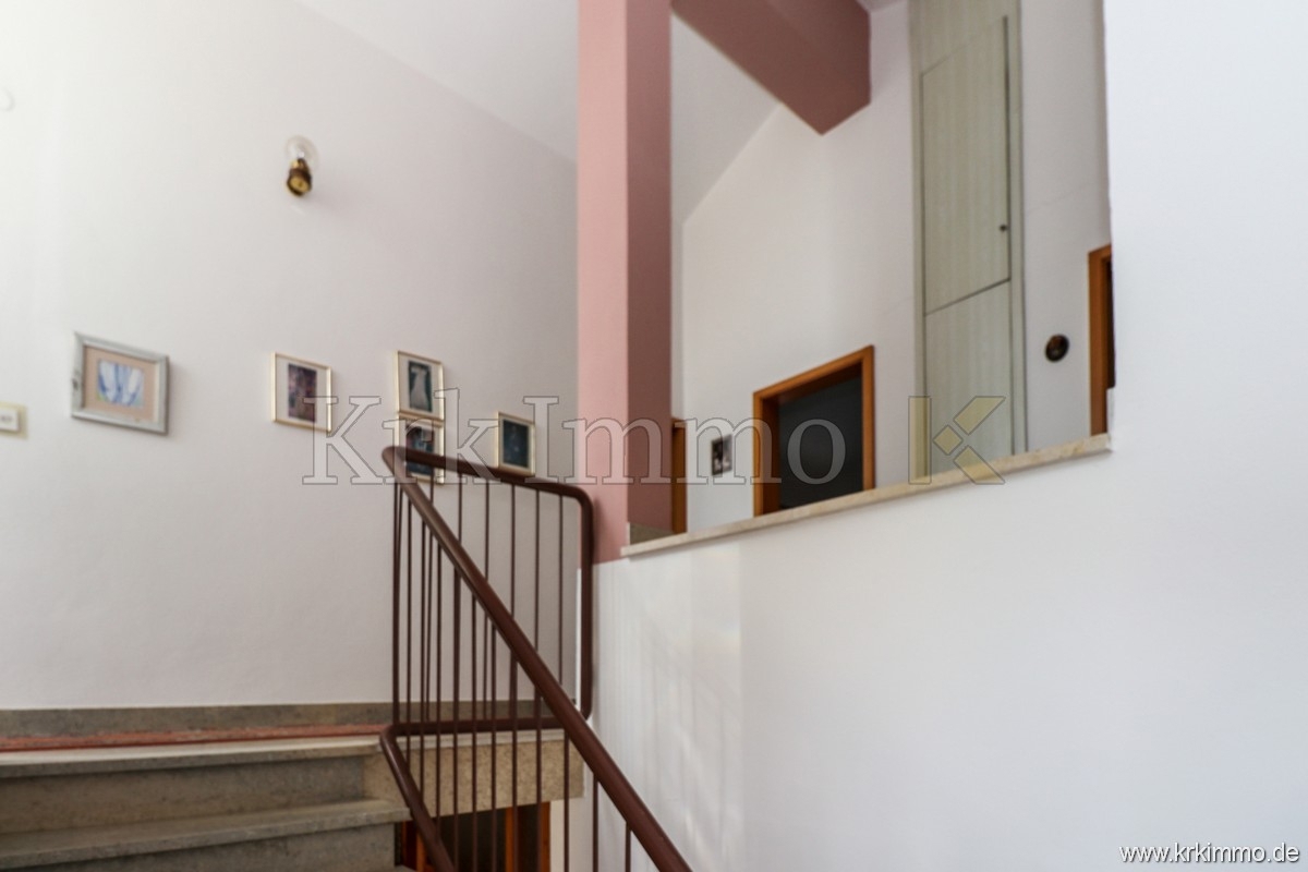 Samostojna hiša z vrtom v centru Malinske! NAPRODAJ