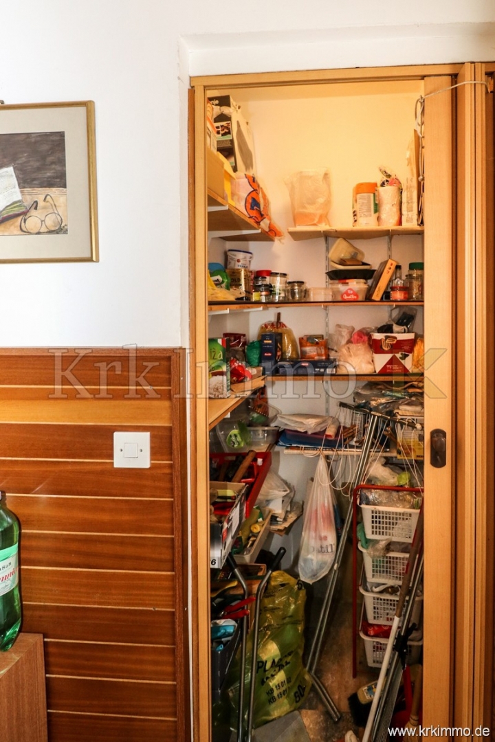 Samostojna hiša z vrtom v centru Malinske! NAPRODAJ