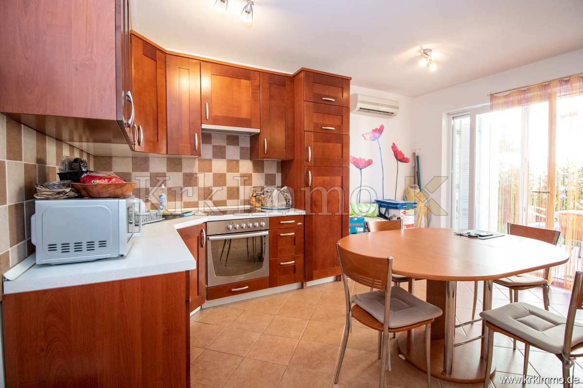 Malinska: Opremljen apartma z bazenom na prodaj