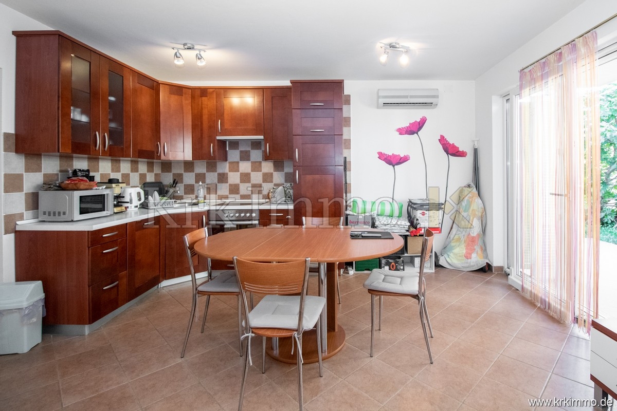 Malinska: Opremljen apartma z bazenom na prodaj