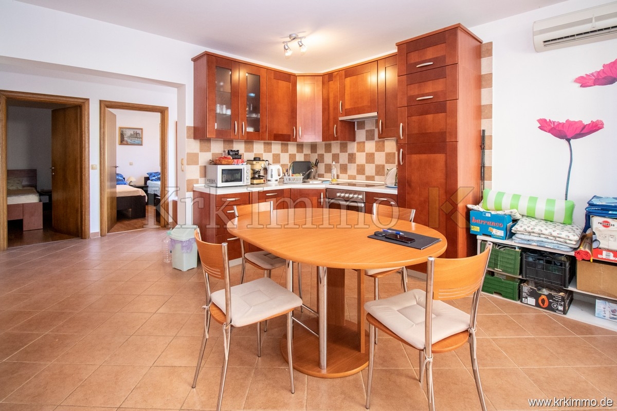 Malinska: Opremljen apartma z bazenom na prodaj
