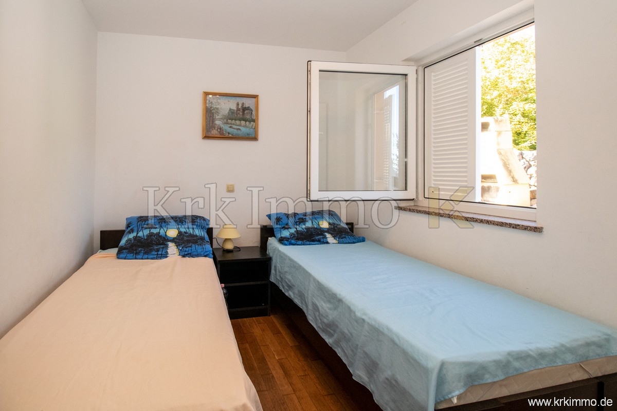 Malinska: Opremljen apartma z bazenom na prodaj