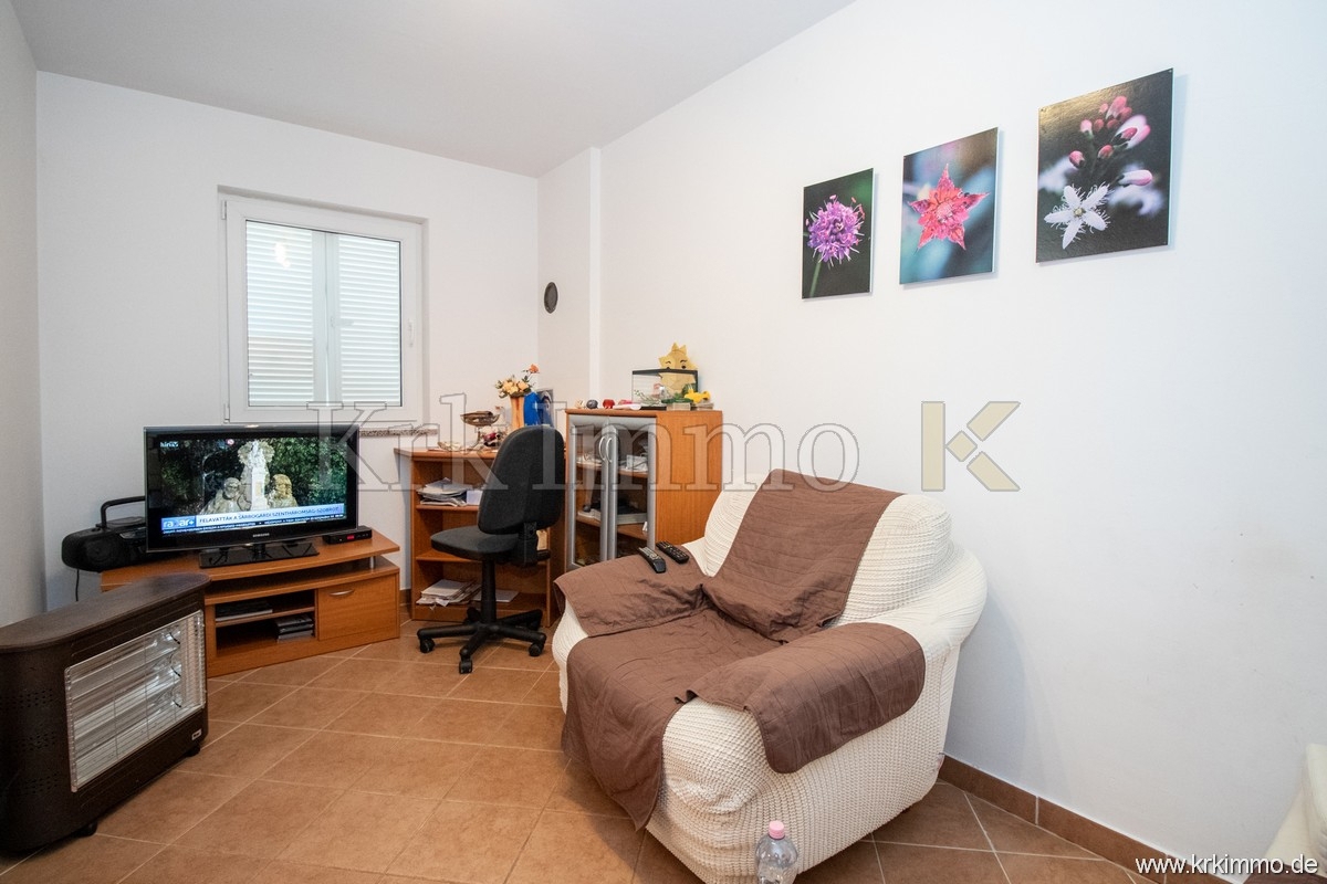 Malinska: Opremljen apartma z bazenom na prodaj