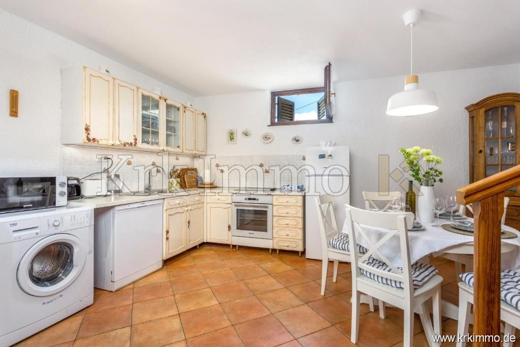 Hiša z dvema stanovanjskima enotama in bazenom naprodaj!