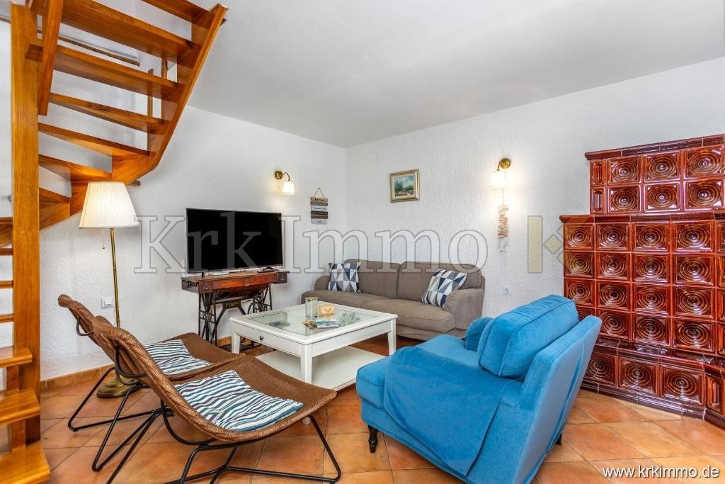 Hiša z dvema stanovanjskima enotama in bazenom naprodaj!