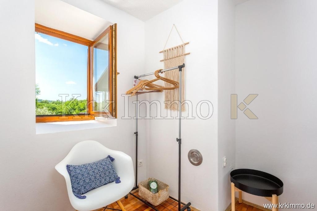 Hiša z dvema stanovanjskima enotama in bazenom naprodaj!