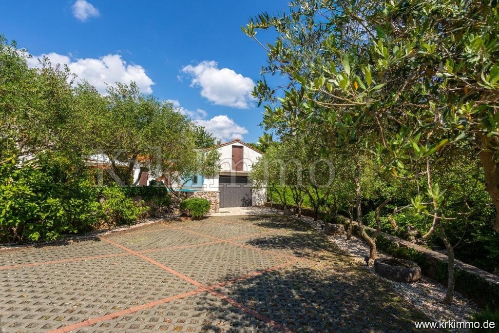 Hiša z dvema stanovanjskima enotama in bazenom naprodaj!